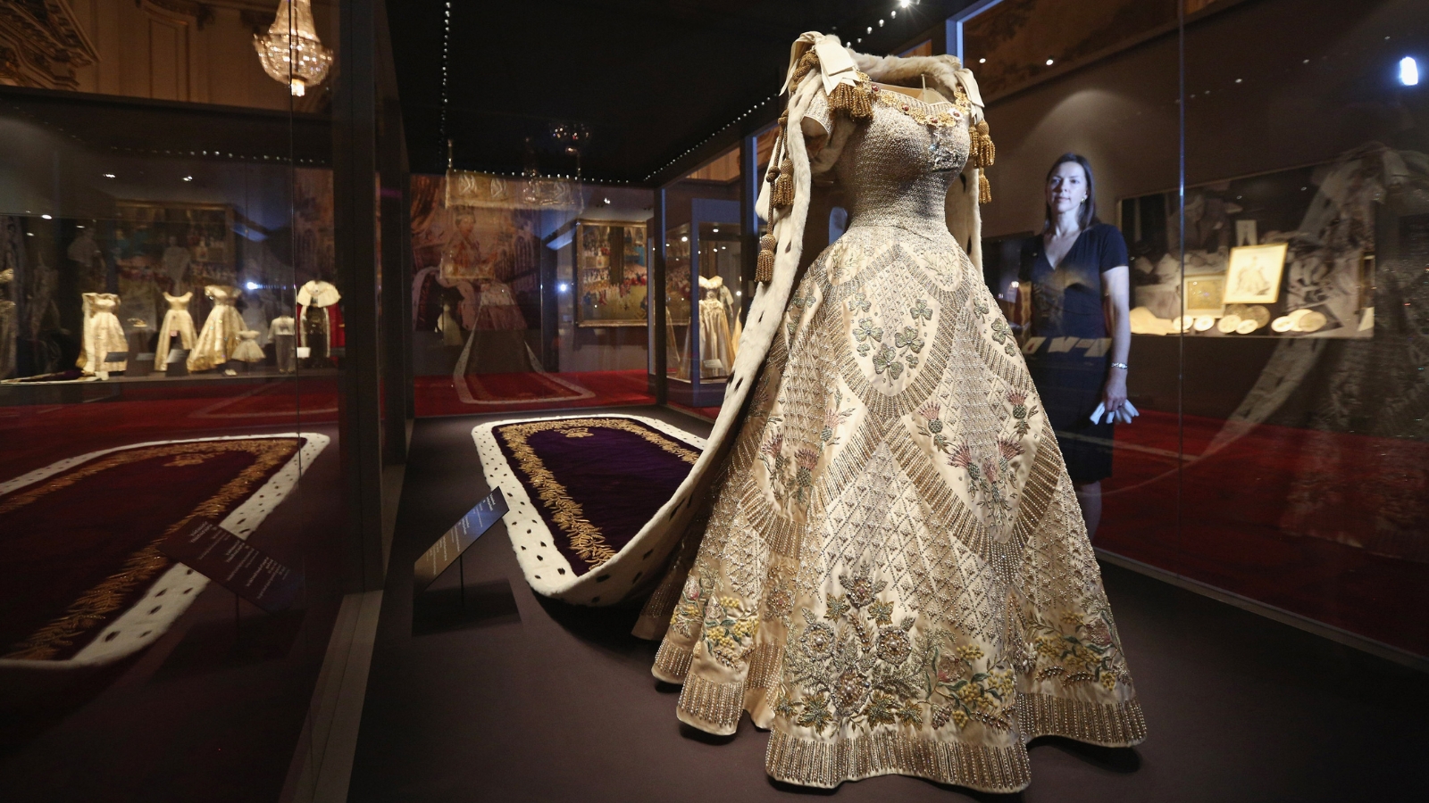 Izložba odeće kraljice Elizabete II 2026.