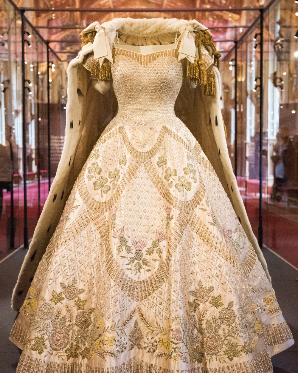 Izložba odeće kraljice Elizabete