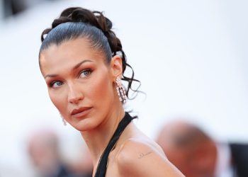 Bella Hadid nosi ravne obrve