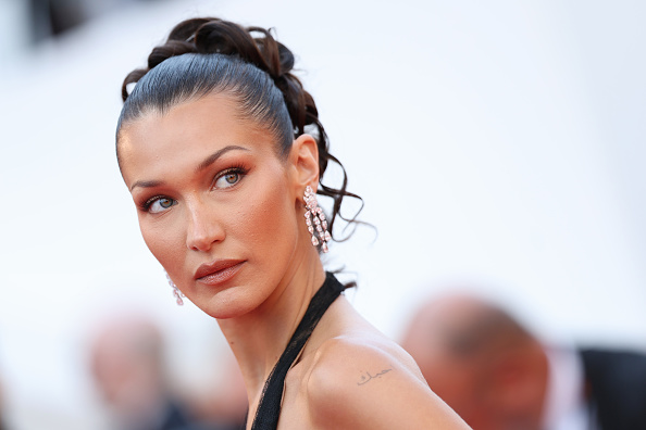 Bella Hadid nosi ravne obrve