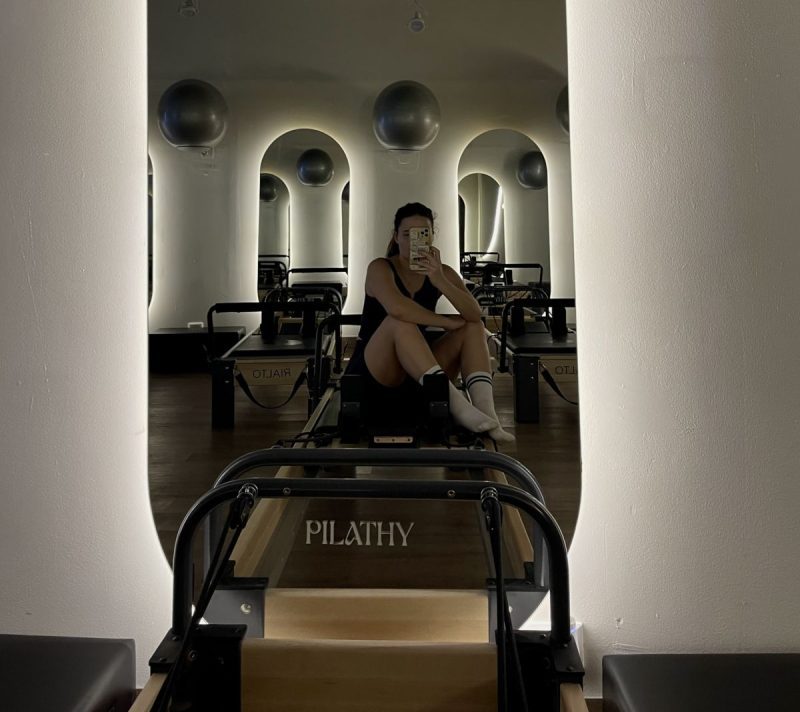 model na treningu pilatesa