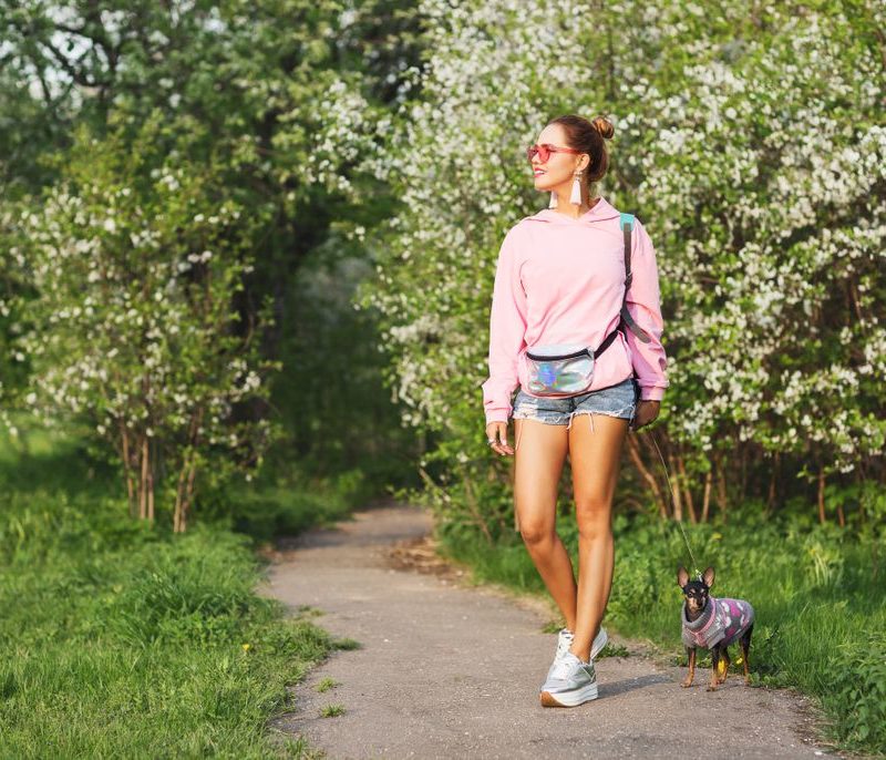 Najbolje patike s platformom; devojka u teksas šortsu, roze dukserici i patikama sa platformom šeta psa po parku