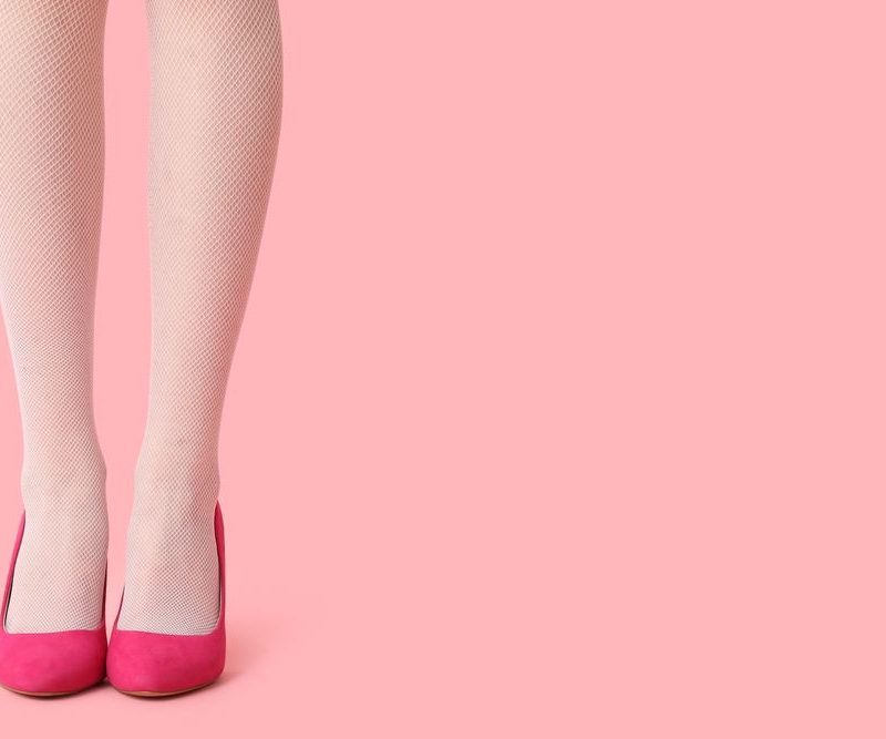 Bele hulahopke - neočekivani prolećni trend koji je zaludeo svet; ženske noge u pink štiklama i belim, mrežastim hulahopkama, na roze pozadini