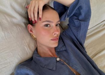 model nosi luksuzne boje ruža