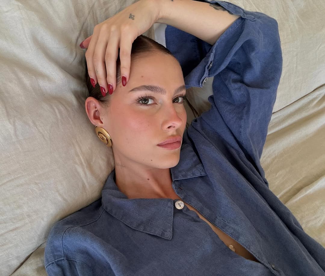 model nosi luksuzne boje ruža