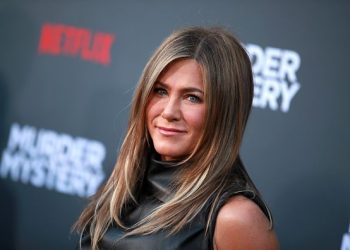 Dženifer Aniston na crvenom tepihu nosi obrnuti balajaž