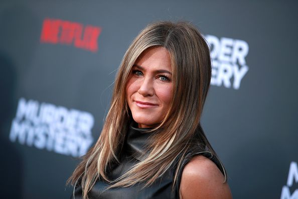 Dženifer Aniston na crvenom tepihu nosi obrnuti balajaž