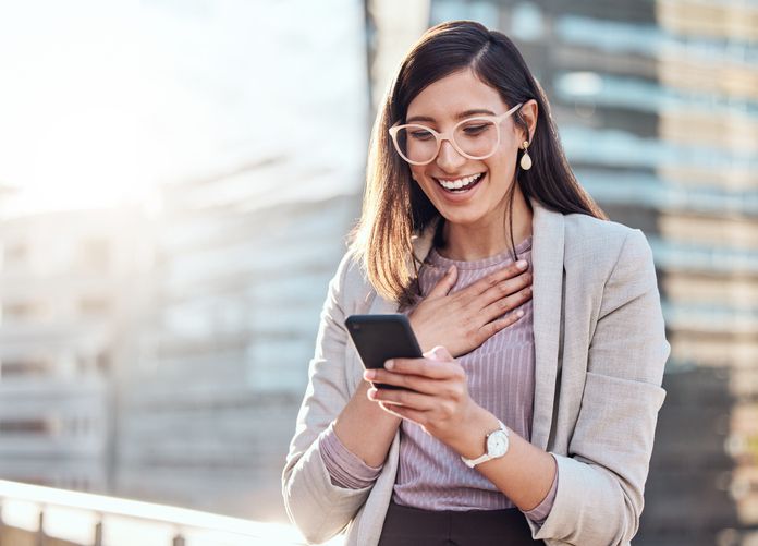 iznenađena mlada žena gleda telefon kao ilustracija za pun Mesec u Biku