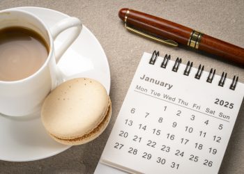 šolja kafe, kolačić i kalendar koji pokazuje januar 2025. godine