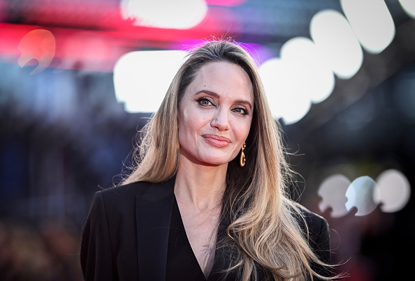 Angelina Jolie nosi meke tanke slojeve koji uokviruju lice