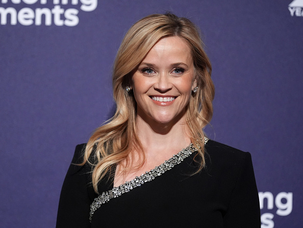 Reese Witherspoon nosi slojevitu frizuru sa bočnim razdeljkom za srcolika lica