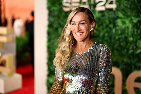 Sarah Jessica Parker nosi talasastu frizuru, bočni razdeljak, savršeno za duguljasto lice