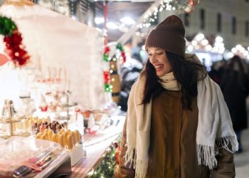 mlada lepa žena uživa na januarskom vašaru