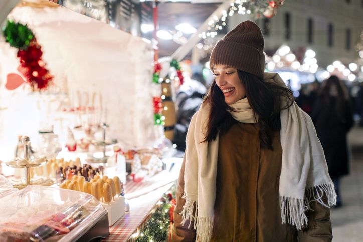 mlada lepa žena uživa na januarskom vašaru