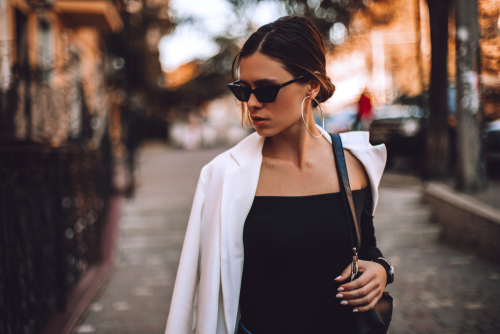 model nosi neurednu punđu