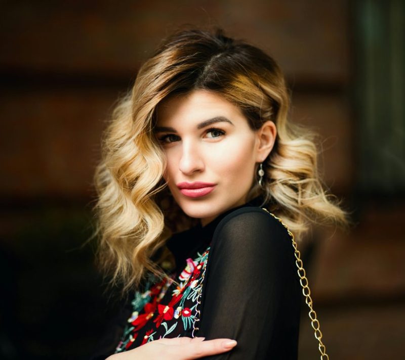 model nosi trendi makeup za proleće 2025