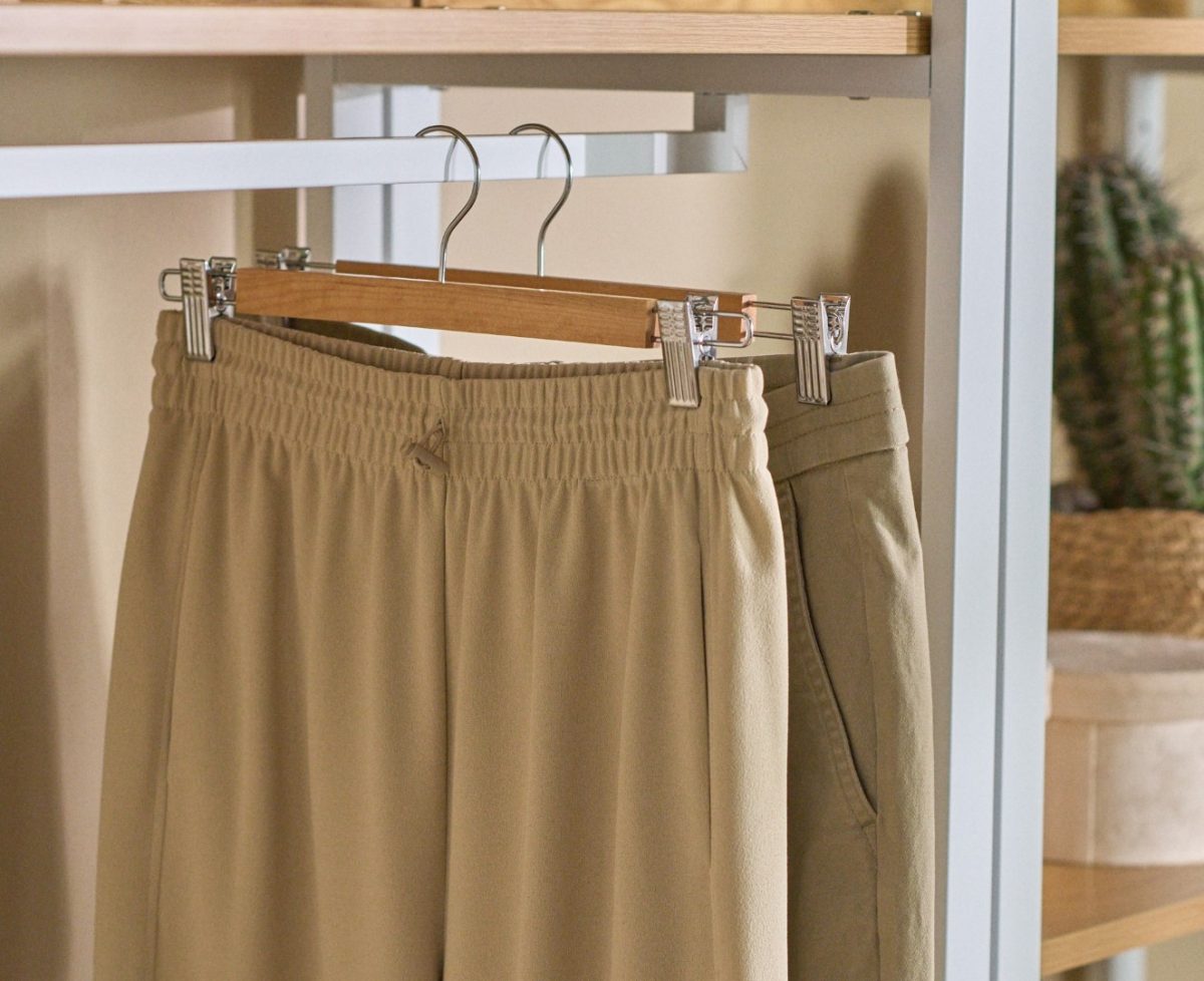 ženske pantalone na vešalici
