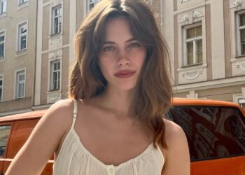 model nosi frizuru srednje dužine za proleće