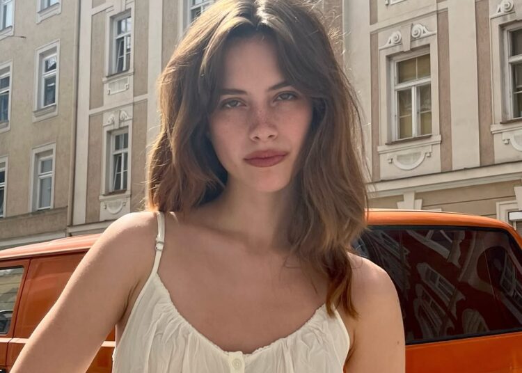 model nosi frizuru srednje dužine za proleće