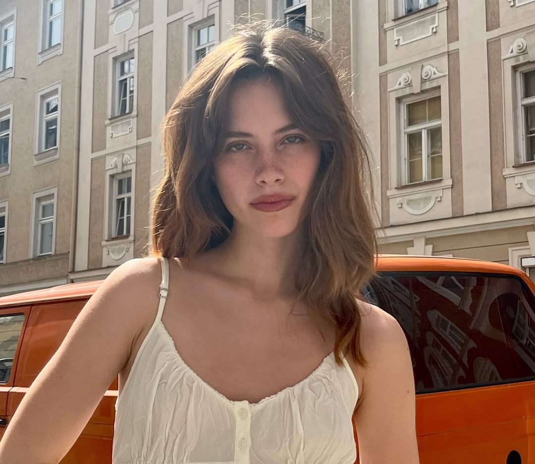 model nosi frizuru srednje dužine za proleće