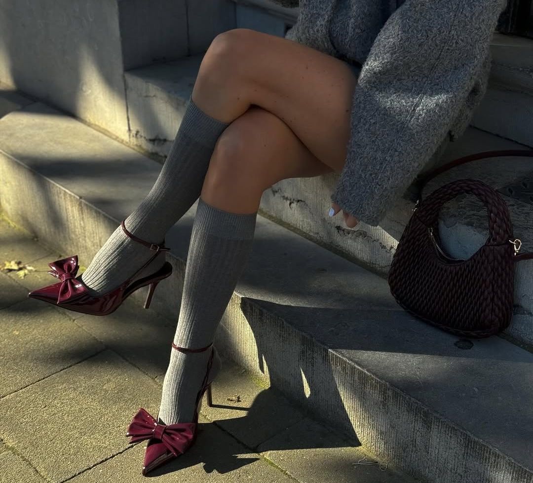 model nosi sportske ;arape i slingback sandale