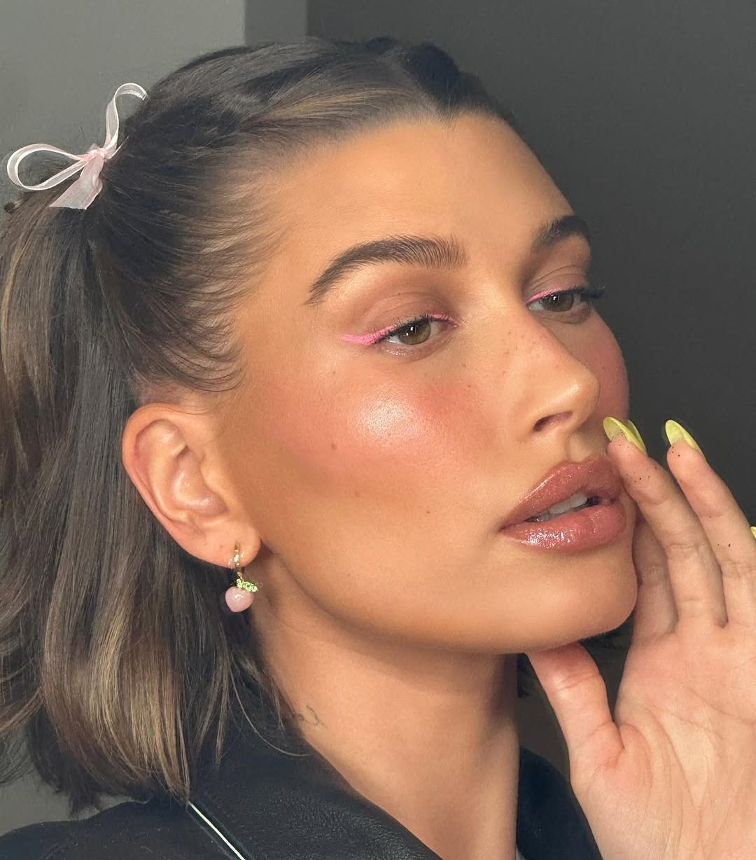 Hajli Biber nosi ajlaner u pink boji