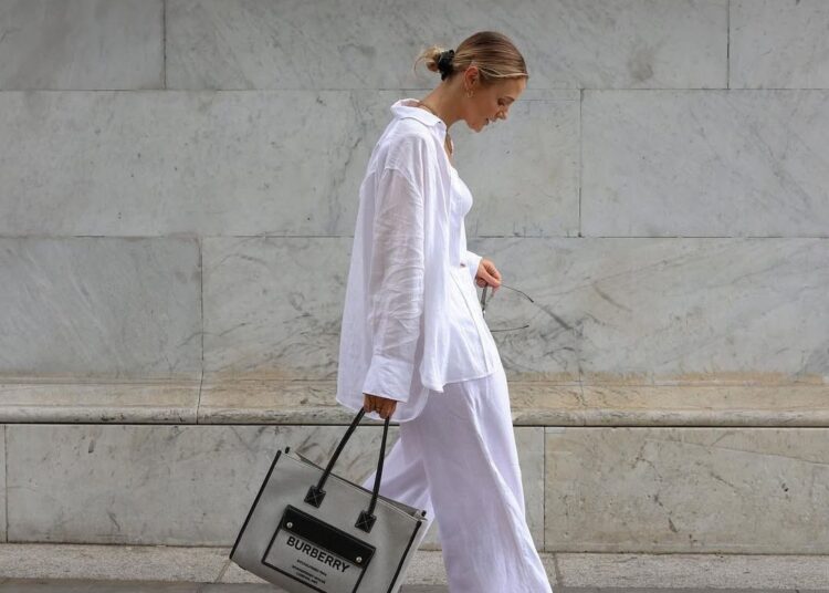 model nosi lanene pantalone