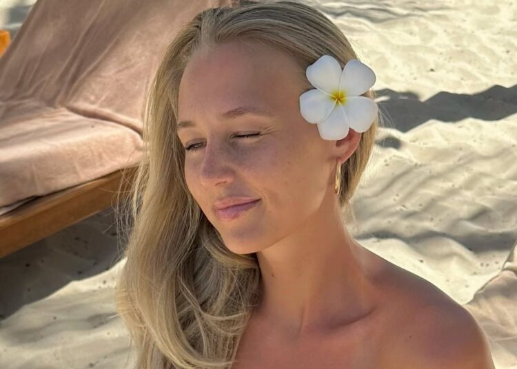 model nosi SPF za lice na plaži