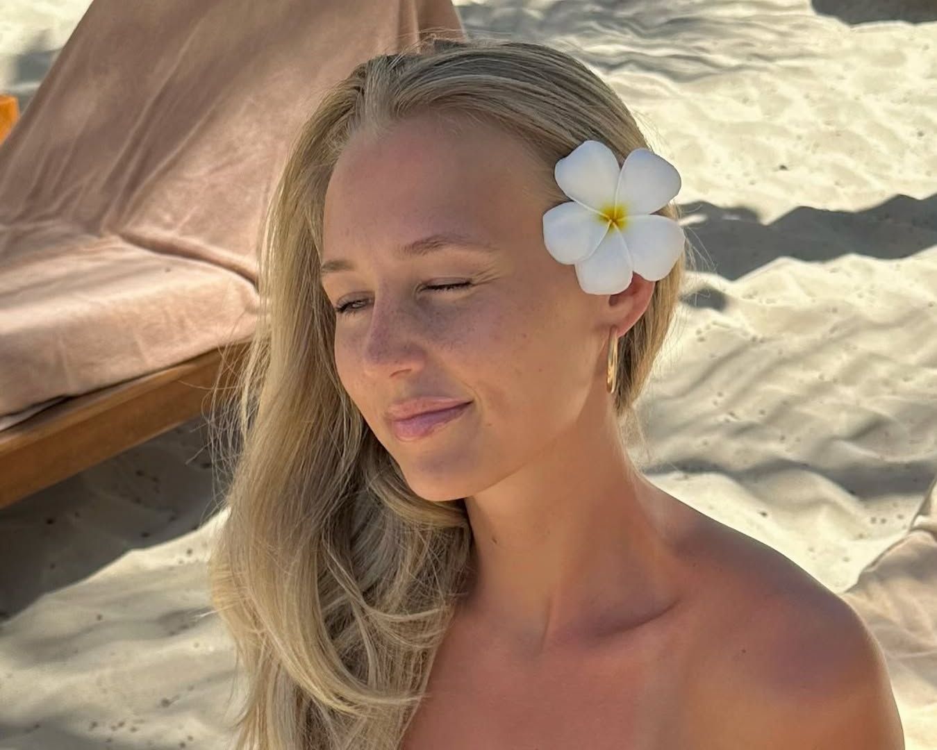 model nosi SPF za lice na plaži