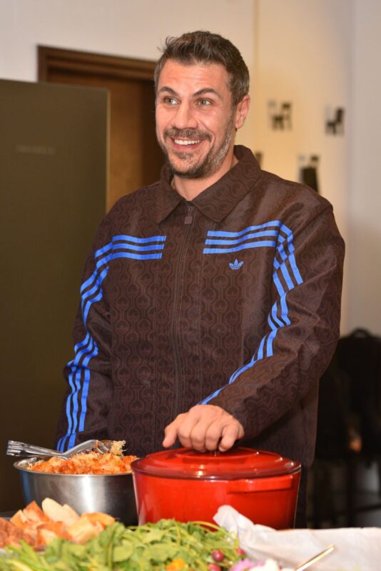 Akis uspravno