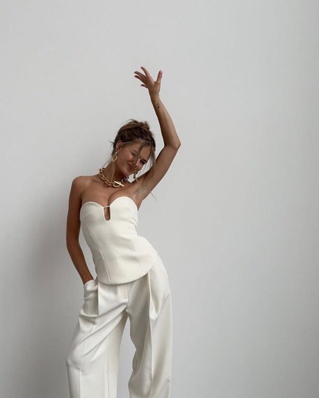 model nosi beli korzet