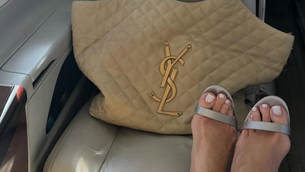 Rosie Huntington Whiteley nosi mlečno beli pedikir
