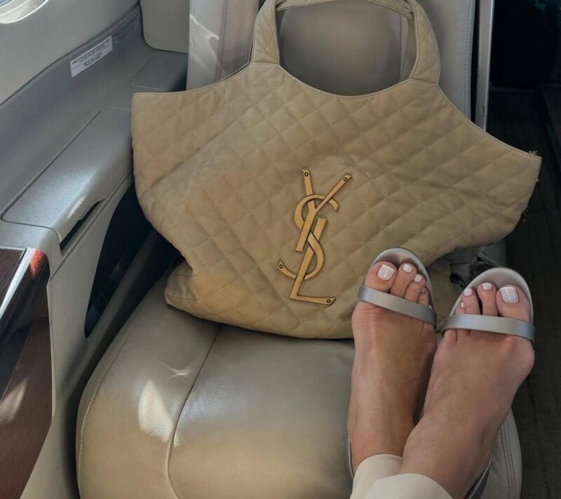 Rosie Huntington Whiteley nosi mlečno beli pedikir
