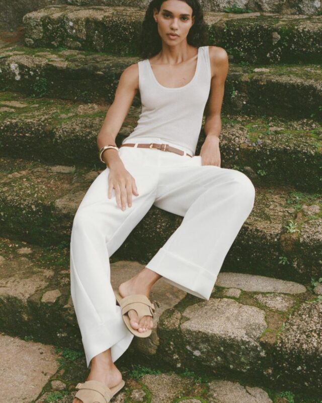 Model nosi Zara papuče od antilopa