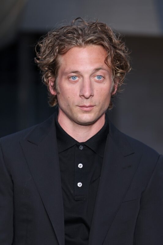 Jeremy Allen White je novi ambasador brenda Louis Vuitton