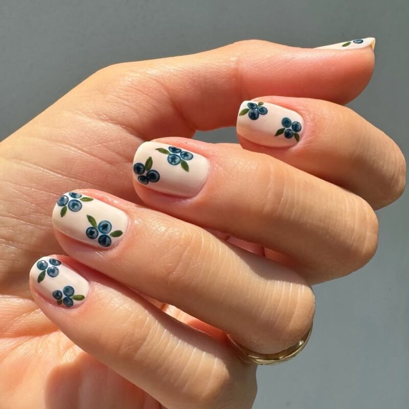 Kada poželite da osvežite svoj minimalistički manikir tu su blueberry nails