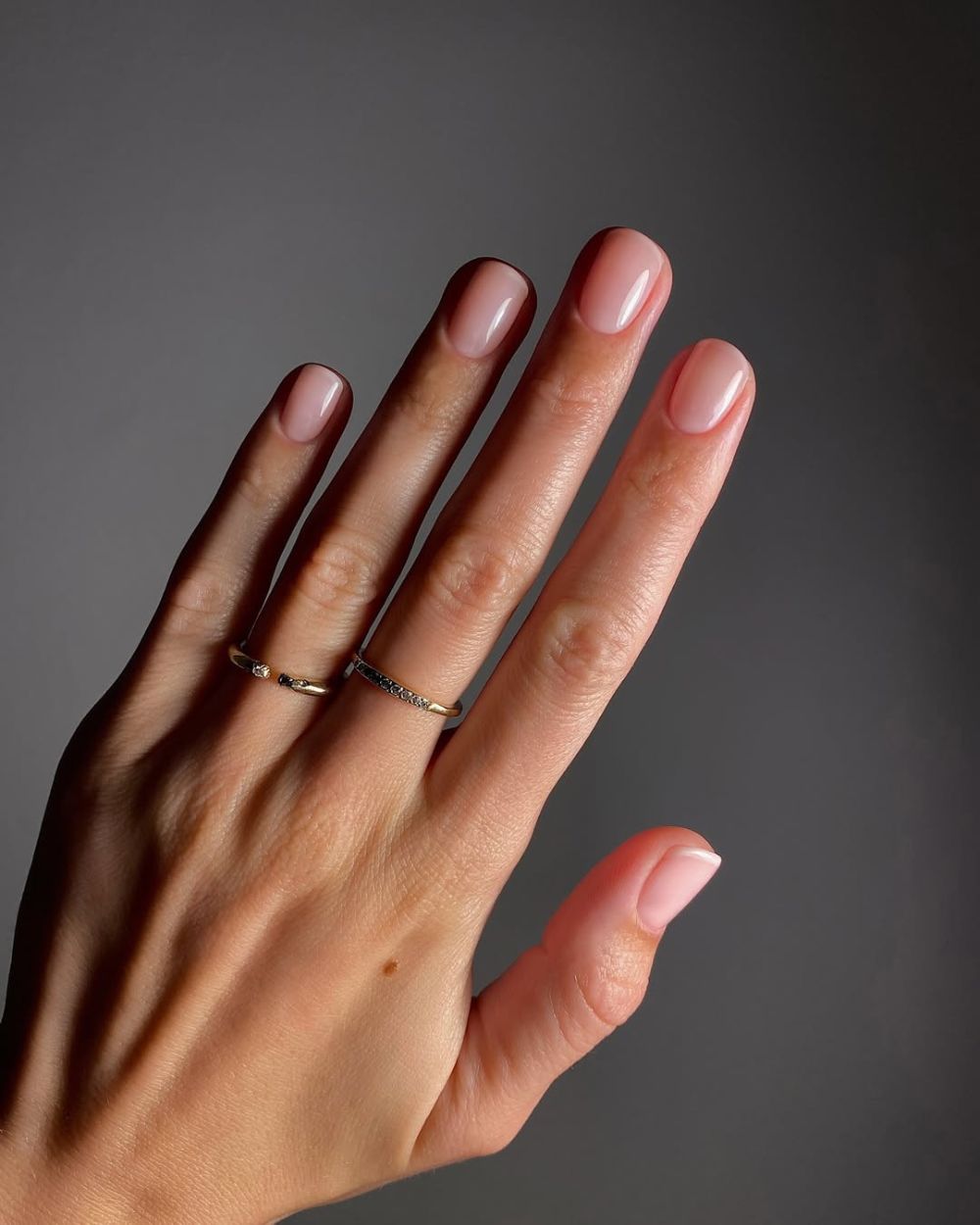 praškasti roze nude nokti (2)