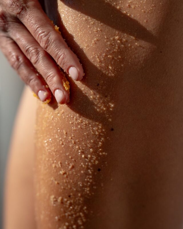 Tačkice na nogama posle brijanja? Rešite se strawberry skin efekta uz ove korake