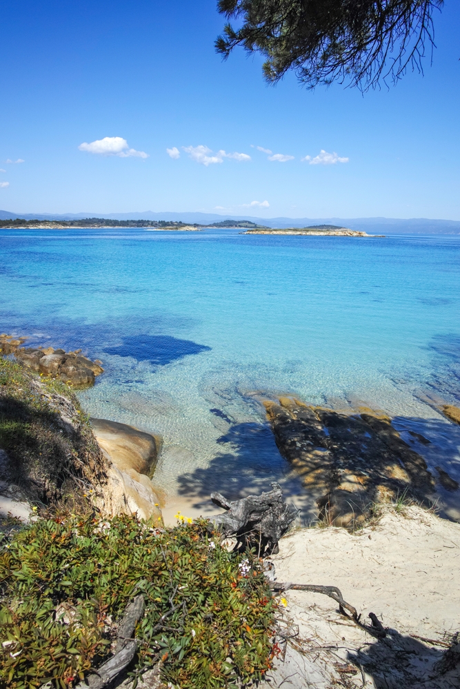 Karidi plaža na Sitoniji sa nestvarno plavim morem