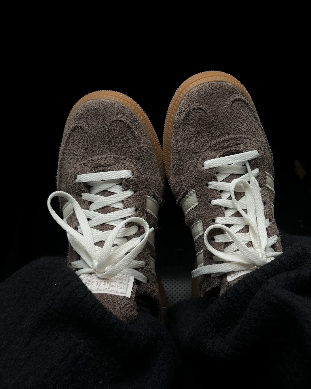 Smeđe patike kao trend za jesen 2025