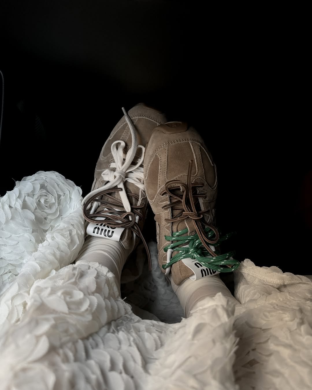 Smeđe patike kao trend za jesen 2025