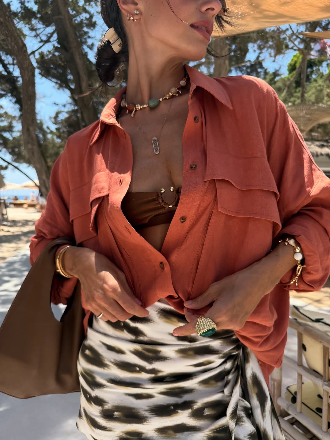 Košulja preko kupaćeg na plaži