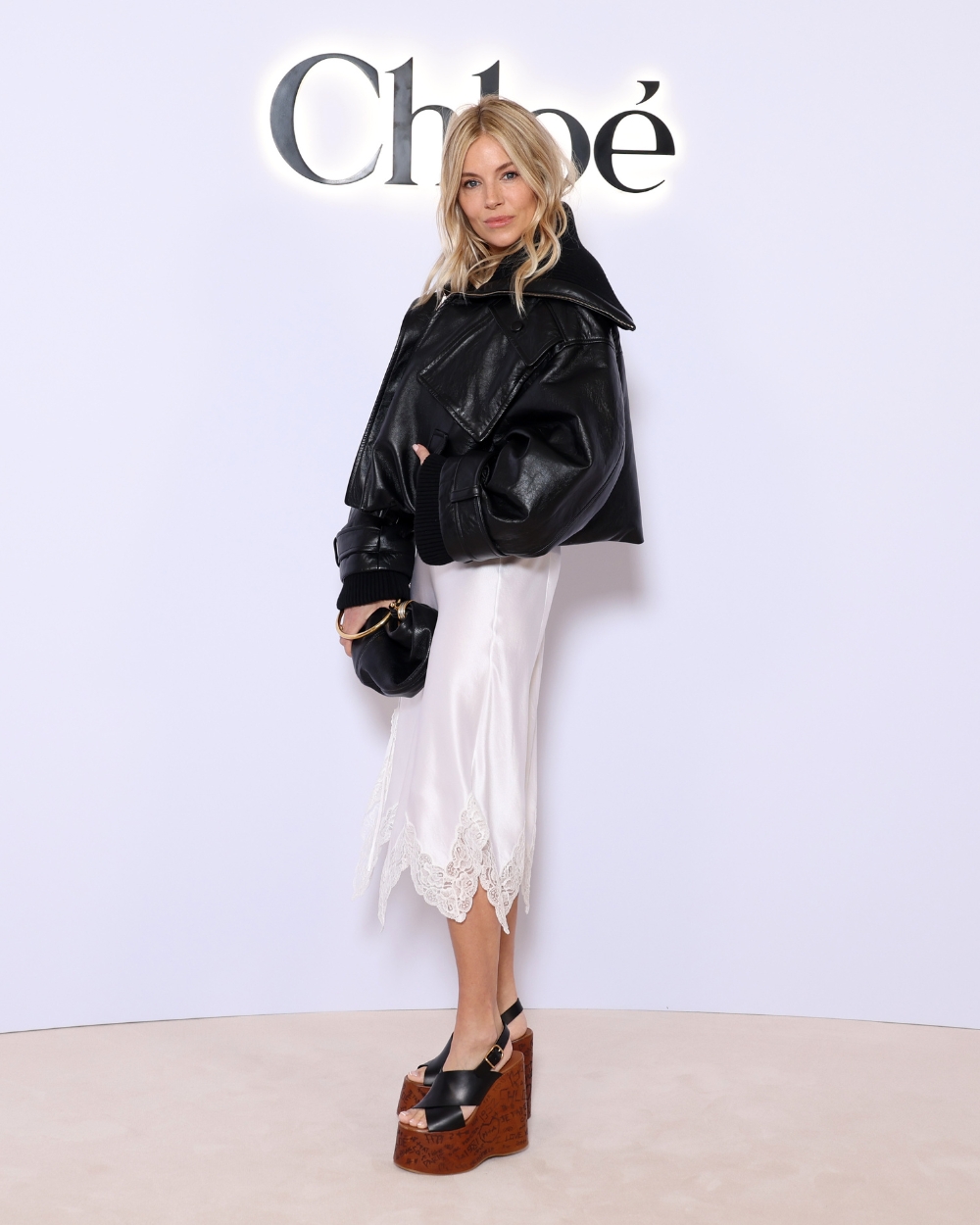 Sienna Miller kožna jakna i čipkana haljina od svile