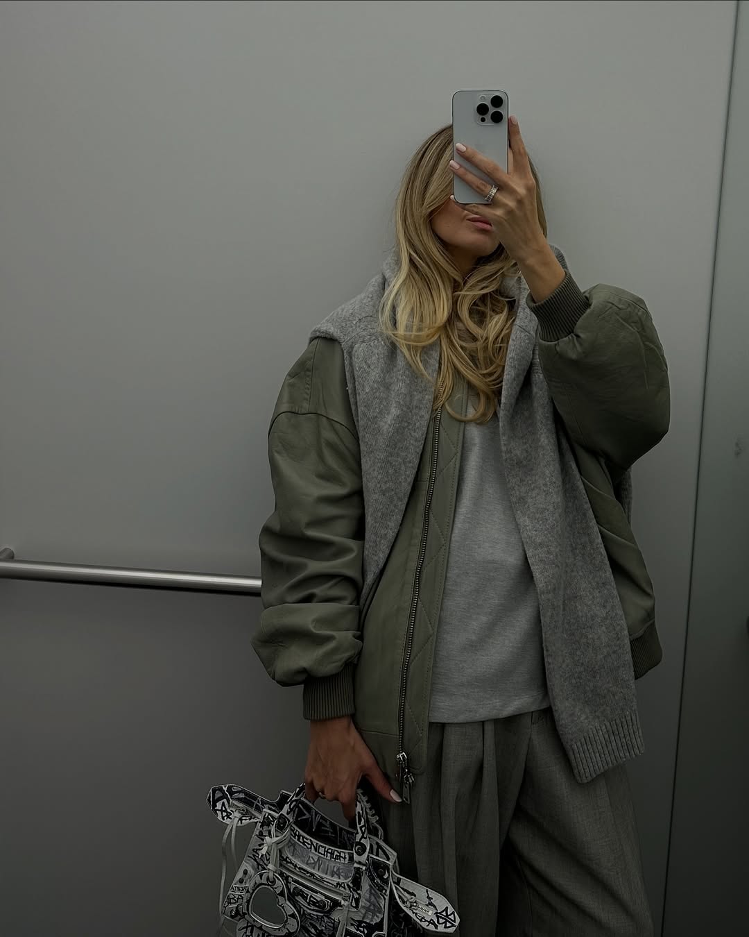 Siva odeća za jesen 2025