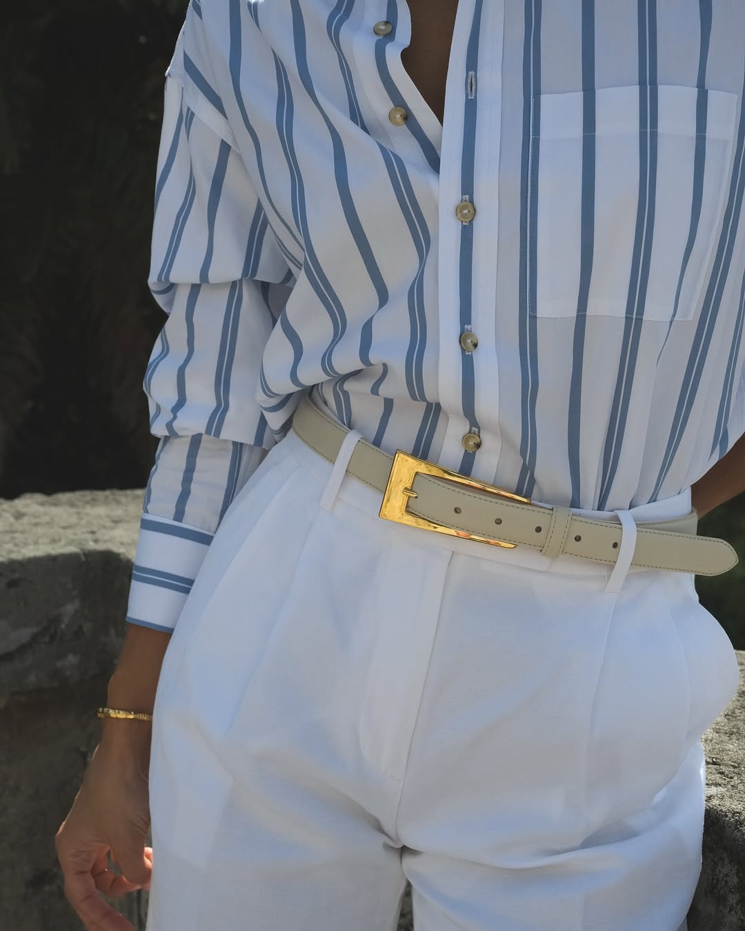 Influenserka nosi prugastu košulju