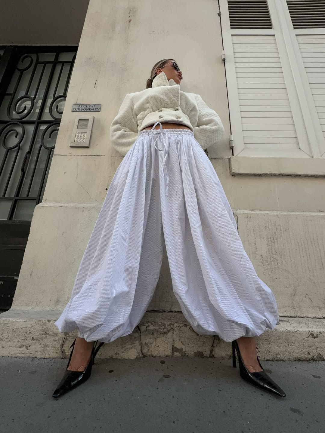 Influenserka u jakni sa naramenicama