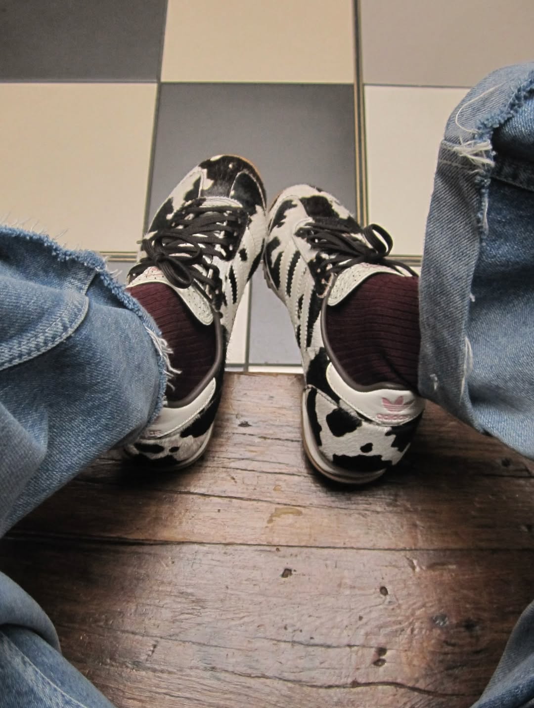 patike sa kravljim printom