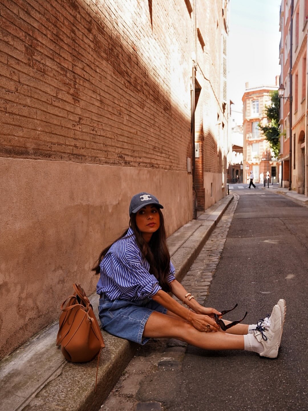 Influenserka nosi kačket