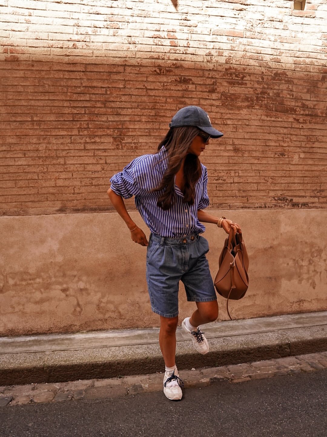 Influenserka nosi kačket