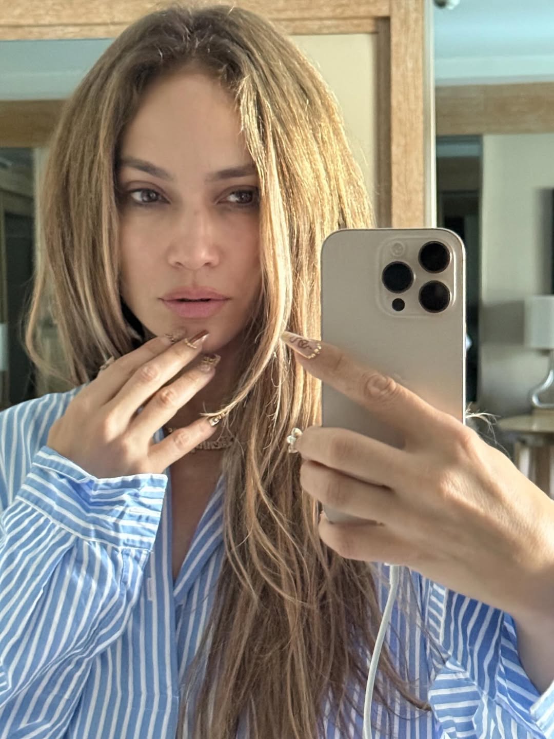 Jennifer Lopez nosi prugastu kosulju